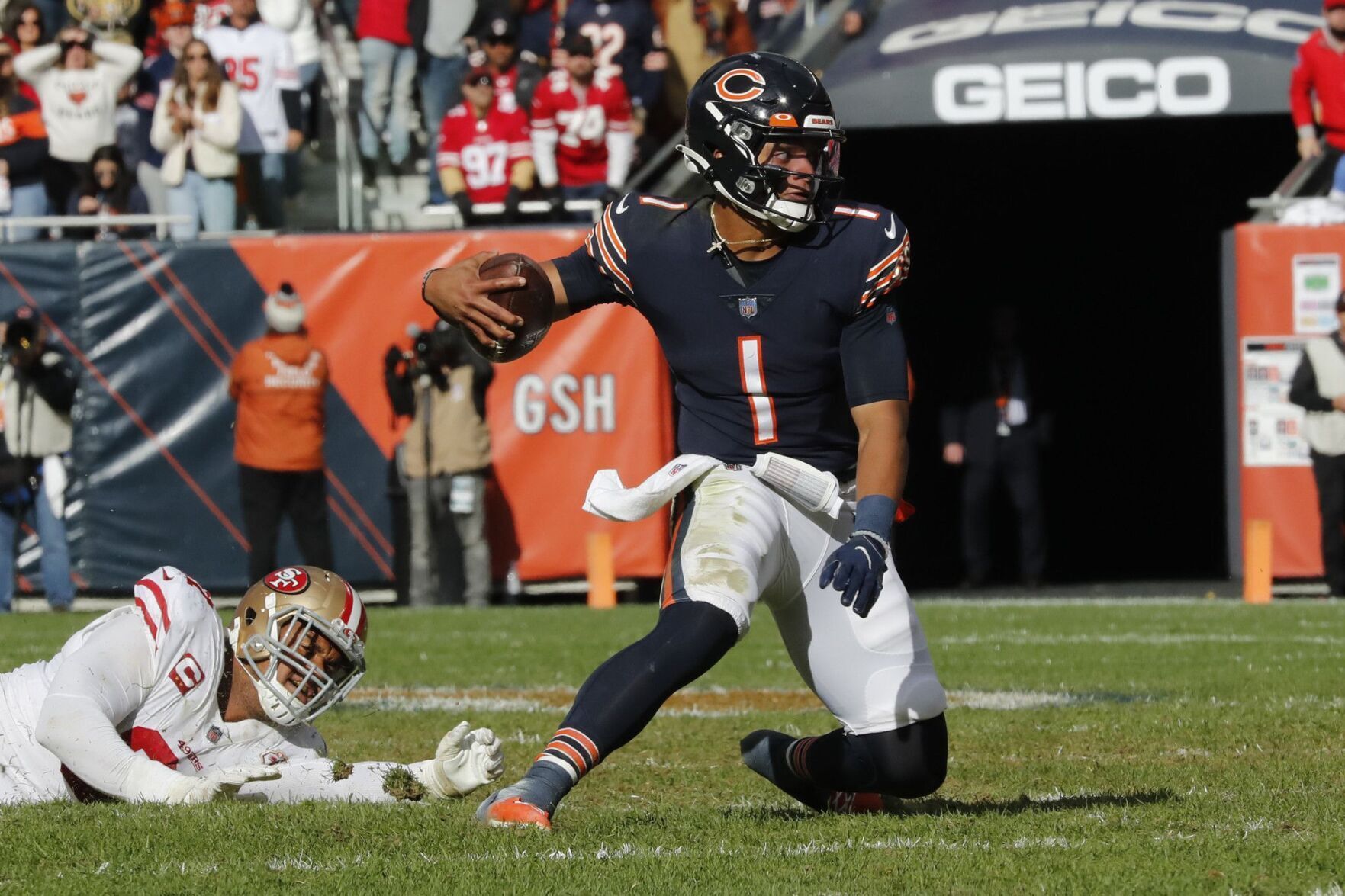 Chicago Bears quarterback Justin Fields (1) scrambles with the ball against the San Francisco 49ers and scores a touchdown in the fourth quarter at Soldier Field, Oct. 31, 2021.